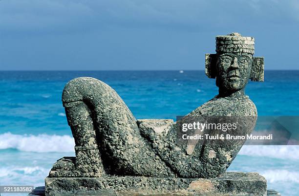 mexico, quintana roo, cancun, chac mool statue at beach - maya stockfoto's en -beelden