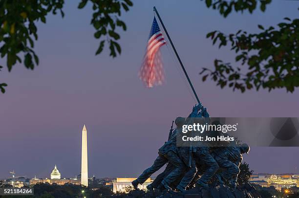 the iwo jima memorial in arlington ridge park. - iwo jima memorial photos et images de collection