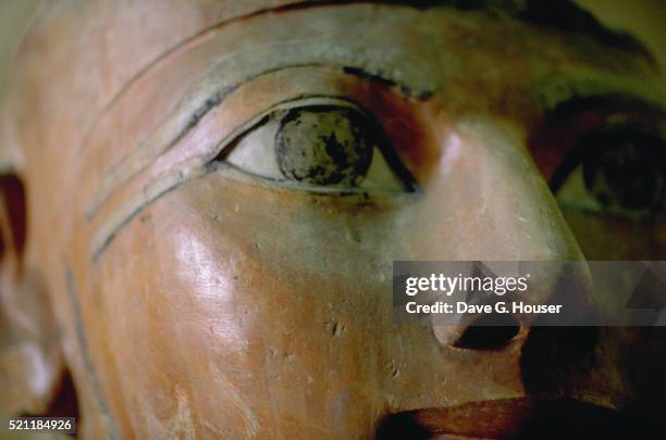 close-up view of portrait head of queen hatshepsut - eye liner photos et images de collection