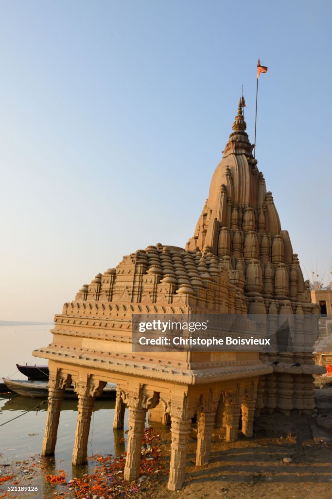 India, Uttar Pradesh, Varanasi, Sunken temple