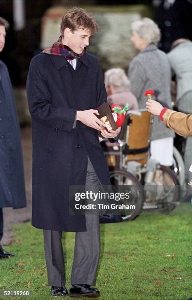 Royal Family Attending Christmas Day Service At Sandringham Church - Prince William Receiving Flowers And Christmas Presents From The Crowd