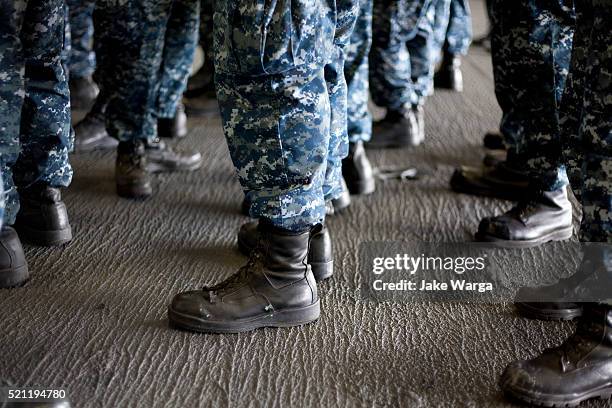 sailors lining-up on the uss carl vinson - us militär stock-fotos und bilder