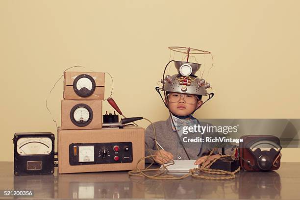 giapponese bambino ragazzo con la mente lettura il casco - big idea foto e immagini stock