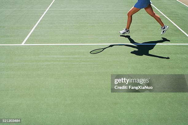 schatten und beine der person, die tennis spielt - laufen und gras und sport stock-fotos und bilder