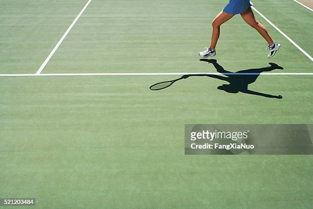 sombra y piernas de la persona que juega al tenis - leg show fotografías e imágenes de stock