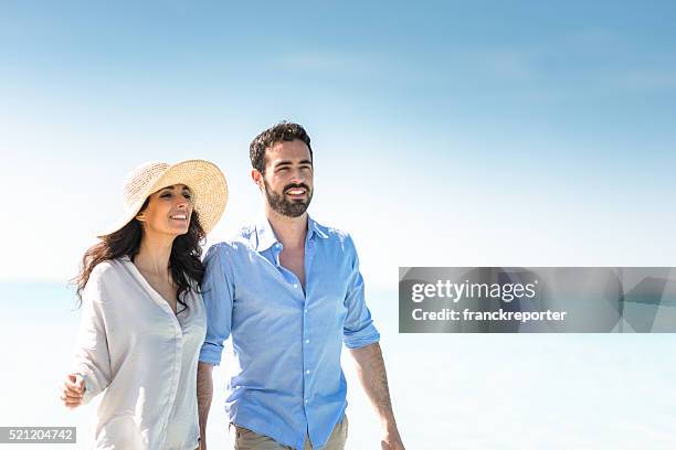 felicità coppia al mare - couple walking on beach foto e immagini stock