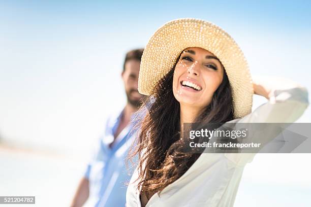 happiness couple at the seaside - elegant couple stockfoto's en -beelden