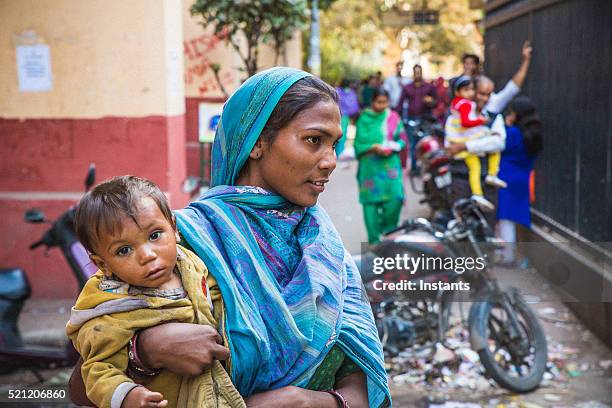 old delhi beggar girl - beggar stock pictures, royalty-free photos & images