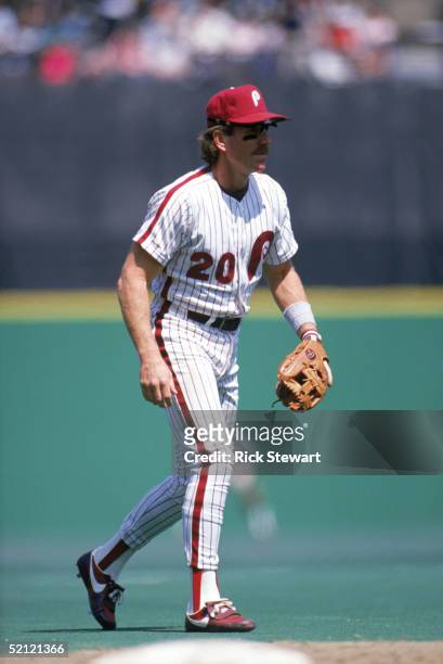 Mike Schmidt of the Philadelphia Phillies during a 1989 season game at Veterans Stadium in Philadelphia, Pennsylvania.