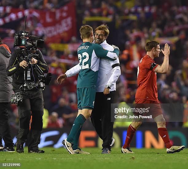 Jurgen Klopp manager of Liverpool embraces Simon Mignolet of Liverpool at the end of the UEFA Europa League Quarter Final: Second Leg match between...