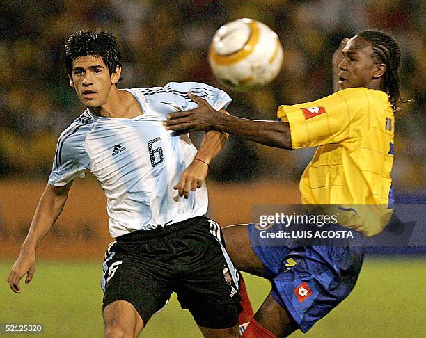 Hugo Rodallega de Colombia le comete falta a Julio Barroso de Argentina durante un partido jugado en Armenia el 2 de febrero de 2005 del campeonato...