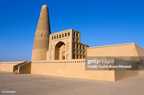 turfan. emin minar and sugong mosque. xinjiang, china. - emin minaret photos et images de collection