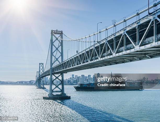 bay bridge and skyline of san francisco - san francisco oakland bay bridge stockfoto's en -beelden