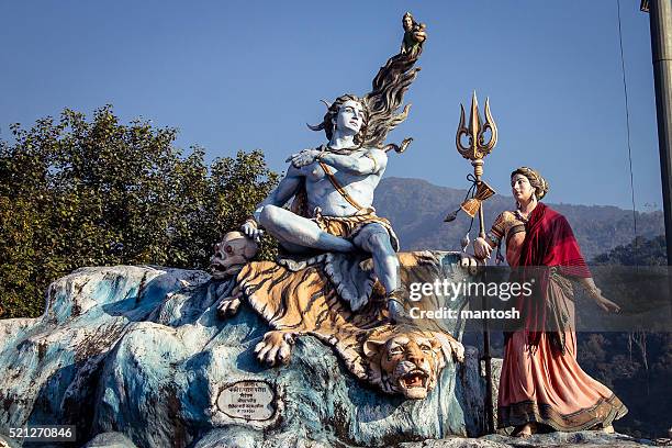 gott shiva, parvati-statue der göttin in rishikesh. - shiva stock-fotos und bilder
