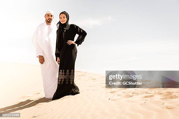 arabische paar in der wüste - hot arab women stock-fotos und bilder
