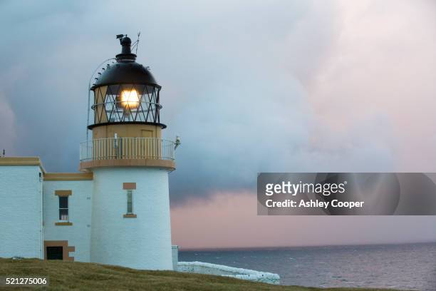 rain showers at sunset over stoer point lighthouse in assynt, north west highlands, scotland, uk. - point of stoer fotografías e imágenes de stock