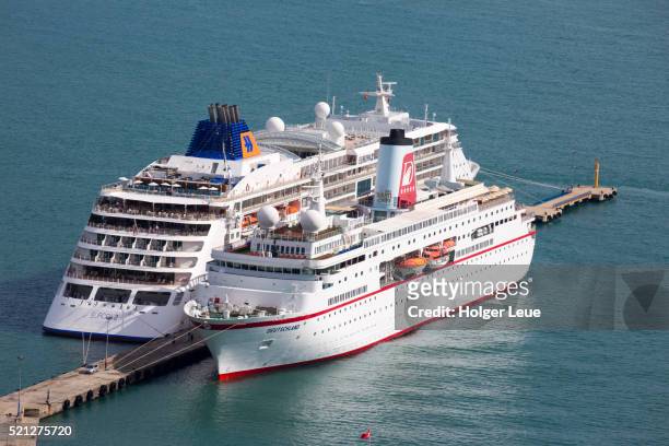 cruise ships ms deutschland (reederei peter deilmann) and ms europa 2 (hapag-lloyd kreuzfahrten) at - ms deutschland cruise ship stock-fotos und bilder