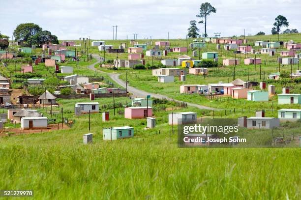 colorful cabins in village in zululand - zululand photos et images de collection