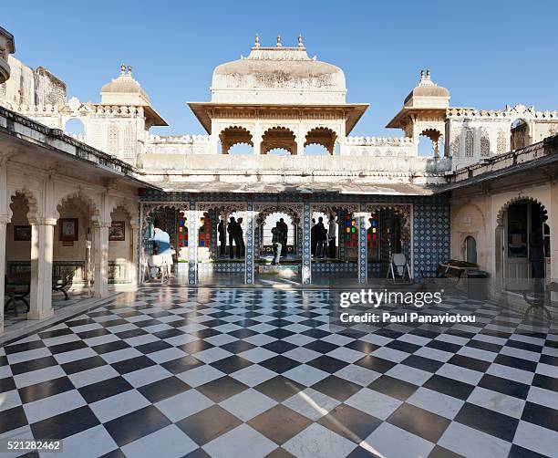 inner courtyard on the grounds of the city palace, udaipur, rajasthan, india - udaipur palace stock-fotos und bilder