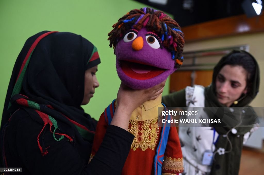DOUNIAMAG-AFGHANISTAN-SESAME-STREET-WOMEN-RIGHTS-ENTERTAINMENT