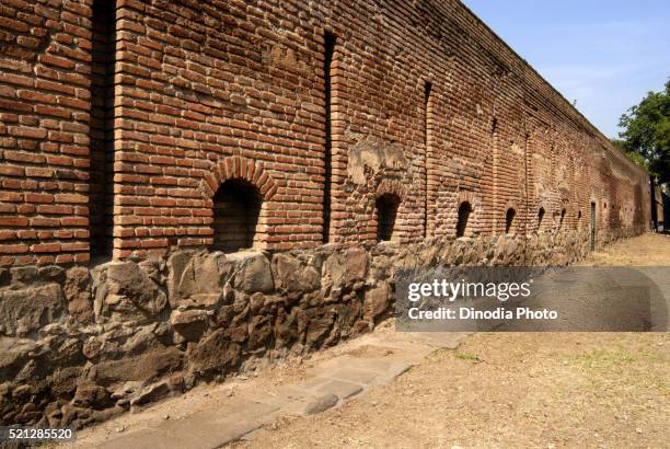 ruins of rampart at shaniwarwada pune maharashtra - poona stockfoto's en -beelden