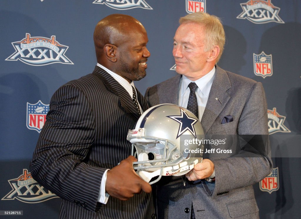 Emmitt Smith Retires After 15 Years