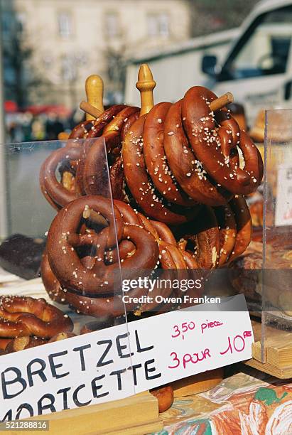 pretzel stand at colmar market - colmar stockfoto's en -beelden