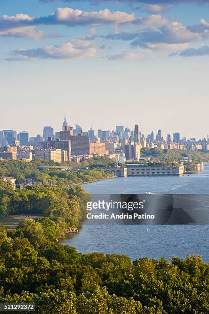 manhattan skyline and hudson river from uptown - riverside park manhattan stock pictures, royalty-free photos & images