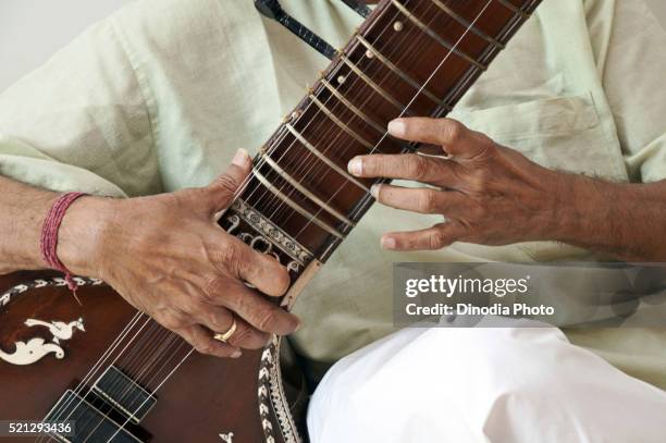 man playing sitar at mumbai, maharashtra, india, asia - sittar stock-fotos und bilder