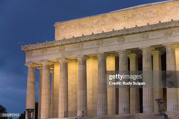 lincoln memorial at twilight - lincoln memorial photos et images de collection