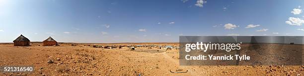 village south of gaalkacyo, puntland - africa road stockfoto's en -beelden