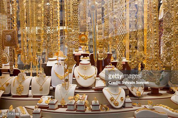 dubai's gold souk, deira - jewelry store stock-fotos und bilder