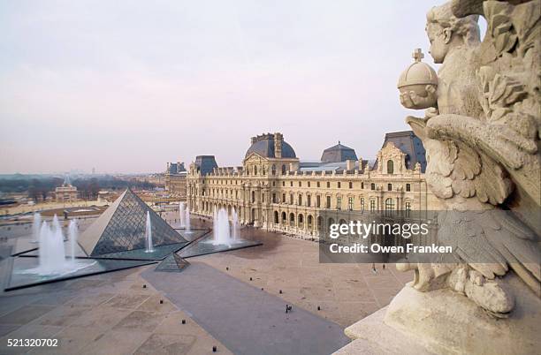 louvre courtyard and pyramids - musee du louvre 個照片及圖片檔