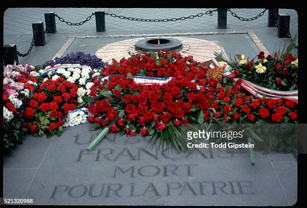 tomb of the unknown soldier - eternal flame paris foto e immagini stock
