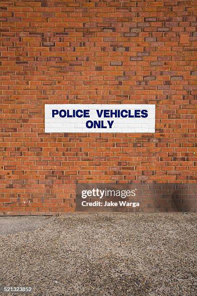 police vehicles only sign, tasmania, australia - police station fotografías e imágenes de stock