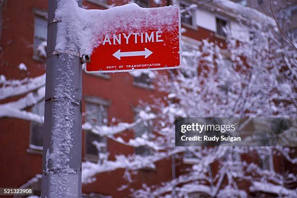 traffic sign after snowstorm - parkverbot stock-fotos und bilder