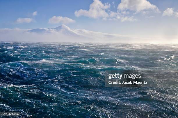 rough water on the bering sea - sea 個照片及圖片檔