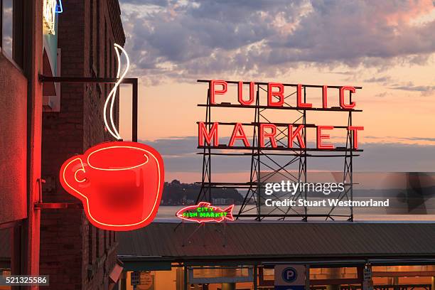 corbis rm - pike place market sign stockfoto's en -beelden