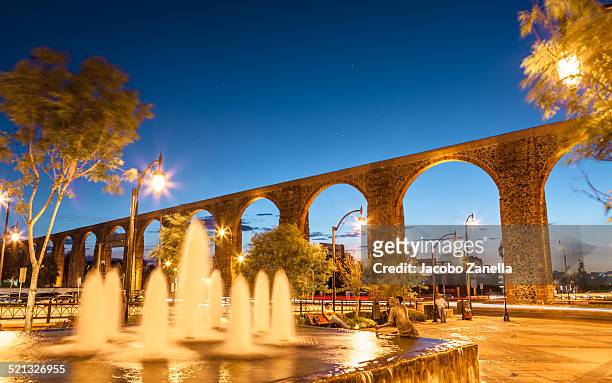 the aqueduct at night, queretaro, mexico - aqueduct stock-fotos und bilder