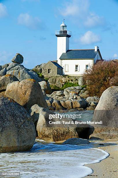 brittany, brignogan-plages, pontusval lighthouse - finistère imagens e fotografias de stock