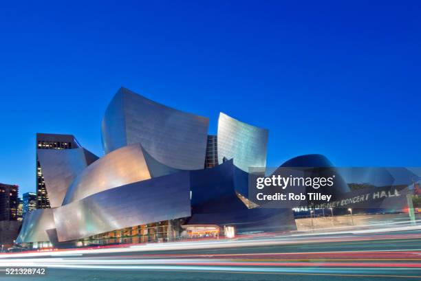 walt disney concert hall at twilight - walt disney concert hall stockfoto's en -beelden