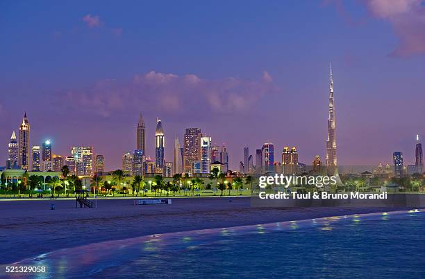 dubai, jumeirah beach and cityscape - dubai jumeirah beach stock-fotos und bilder