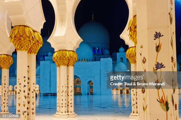 abu dhabi, sheikh zayed grand mosque - sheikh zayed grand mosque stock pictures, royalty-free photos & images