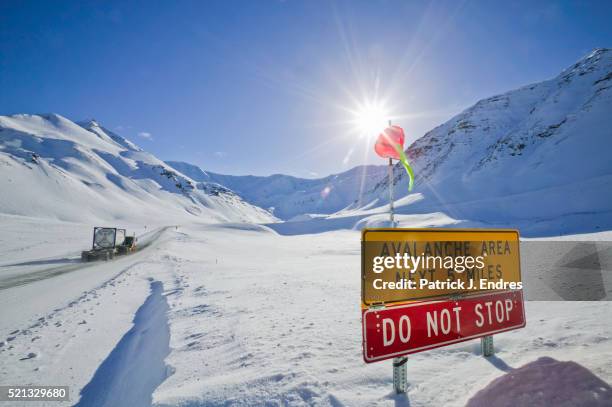 semi truck and avalanch sign - avalanche - fotografias e filmes do acervo