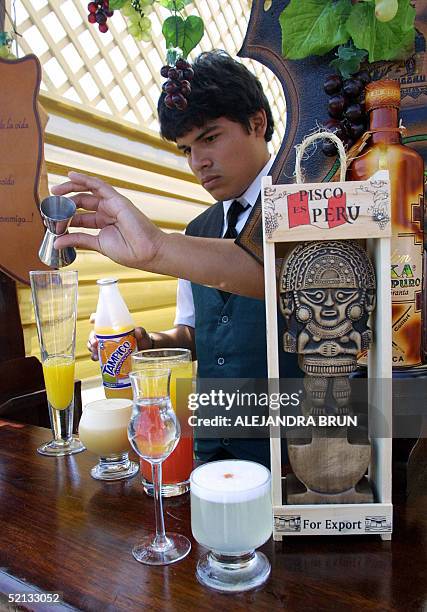 Un barman prepara un cocktail a base de Pisco durante la inauguracion de las celebraciones por el "Dia del Pisco Sour", en Lima el 04 de febrero de...