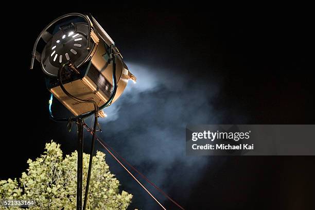 spotlight on movie set - montagem de filme estúdio de cinema imagens e fotografias de stock