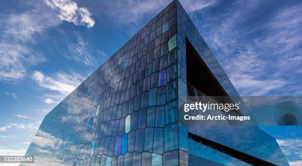 harpa concert hall and conference center, reykjavik, iceland - reykjavik stockfoto's en -beelden