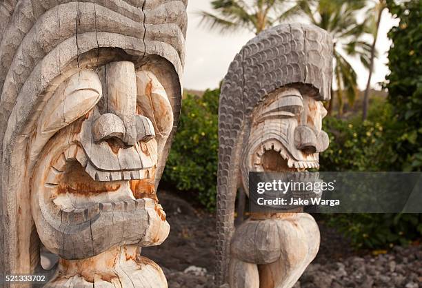 tiki carvings, big island, hawaii - tiki stock-fotos und bilder