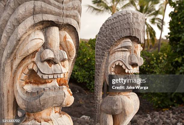 tiki carvings, big island, hawaii - islas-de-hawái fotografías e imágenes de stock