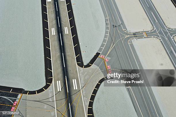 runway patterns - airport aerial imagens e fotografias de stock